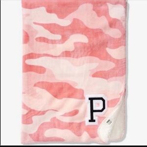 BNIP PINK Victoria’s Secret Sherpa Blanket